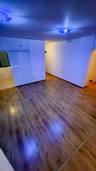 Apartament cu 3 camere semidecomandat în Banu Manta