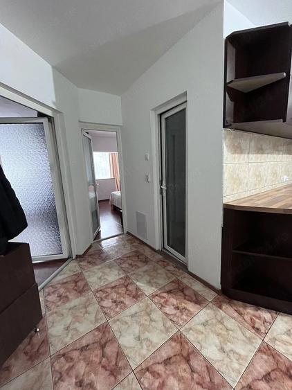 Apartament cu 3 camere semidecomandat în Soarelui