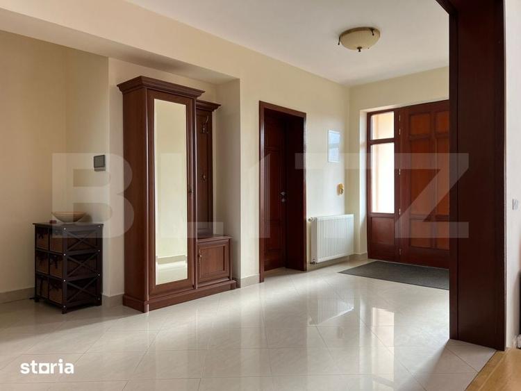 Casă cu 6 camere cu Teren 330 Mp în Soarelui