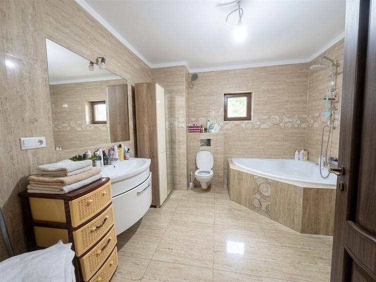 Casă cu 5 camere cu Teren 500 Mp în Sântion