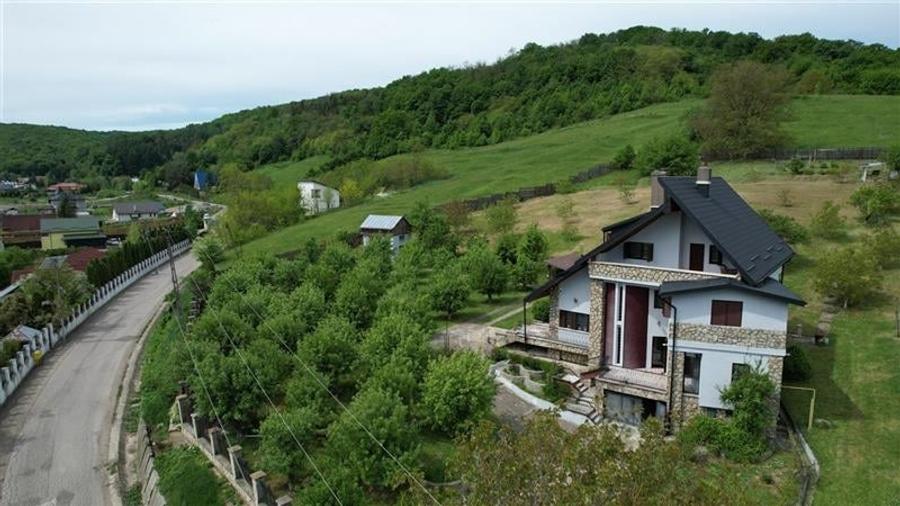 Casă individuală cu 8 camere cu Teren 7788 Mp în Exterior Nord