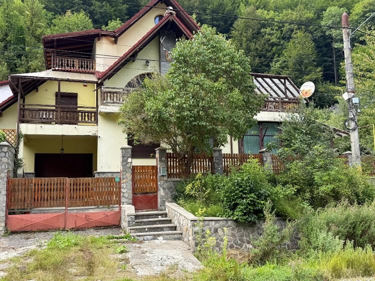 Casă individuală cu 7 camere cu Canalizare în Calea Moroieni