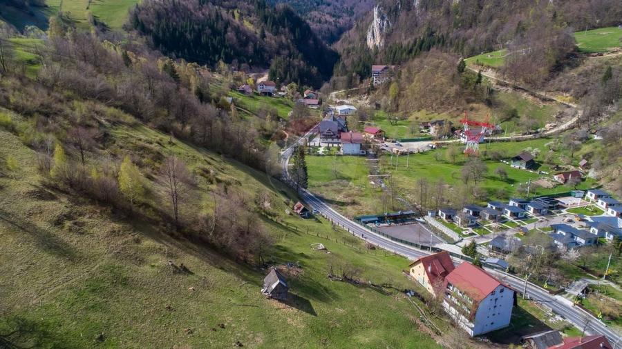 Teren Construcții intravilan de 5735 mp, în Moieciu