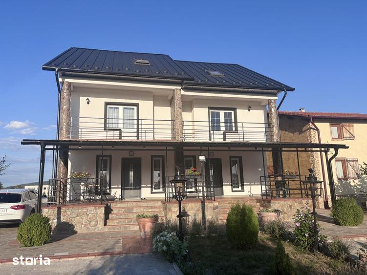 Casă cu 8 camere cu Teren 5000 Mp în Uriu