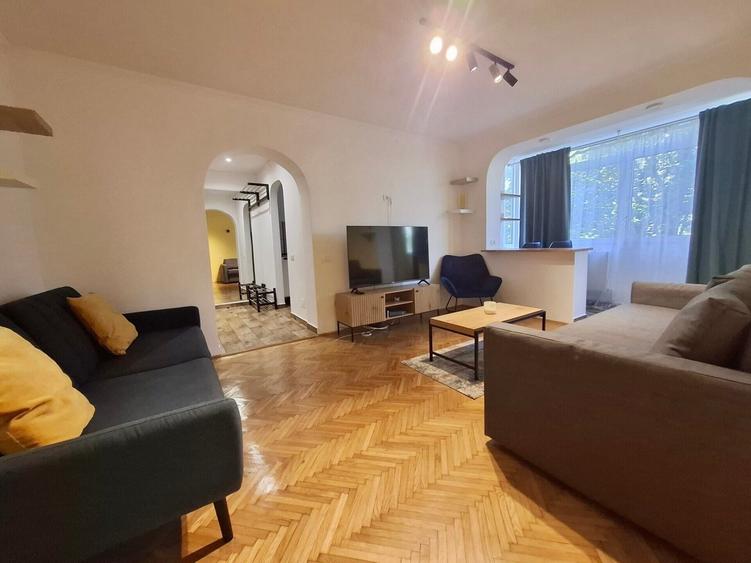 Apartament cu 2 camere semidecomandat, mobilat în Pajura