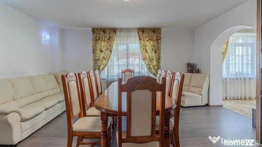Casă cu 10 camere cu Teren 1074 Mp în Moieciu