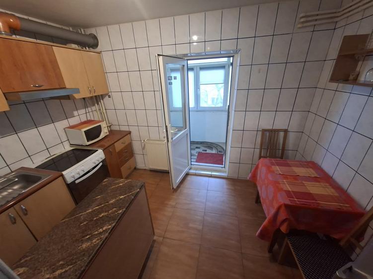 Apartament cu 3 camere decomandat, mobilat în Nicolina