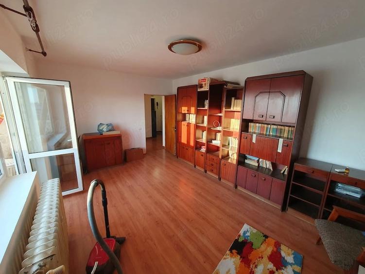 Apartament cu 4 camere decomandat în Costin Georgian