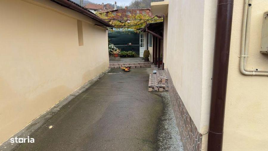 Casă cu 4 camere cu Teren 200 Mp în Central