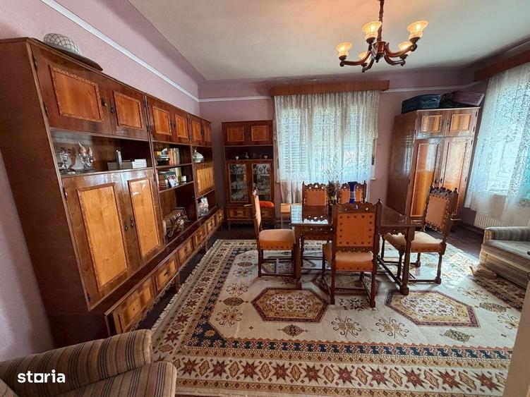 Casă cu 4 camere decomandat în Central