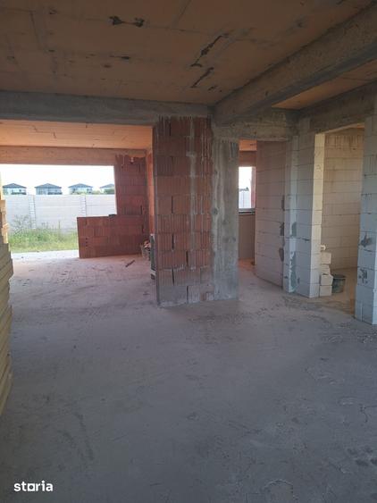 Casă cu 5 camere cu Teren 300 Mp în Malu Mare