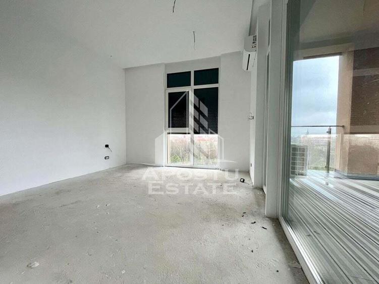 Apartament cu 4 camere semidecomandat în Aradului