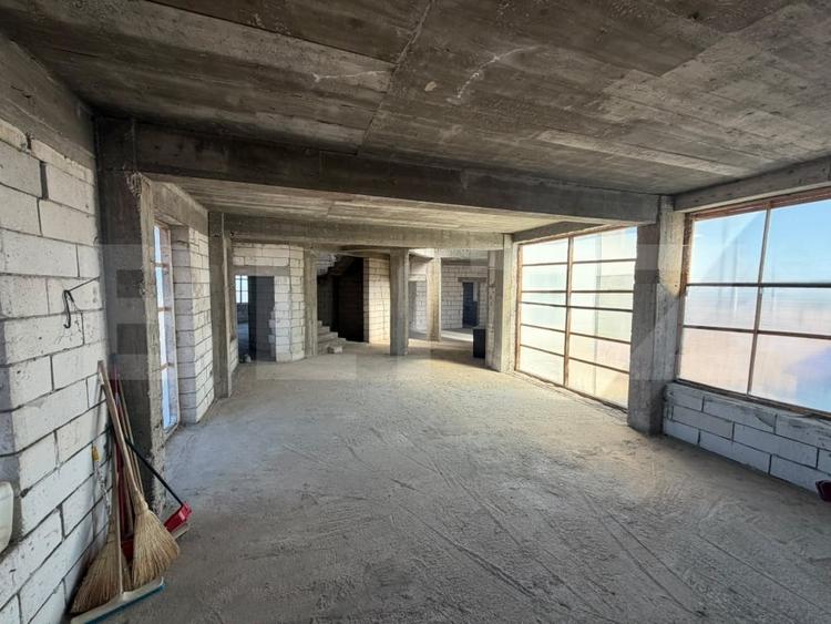 Casă individuală cu 20 camere cu Teren 2000 Mp în Periferie