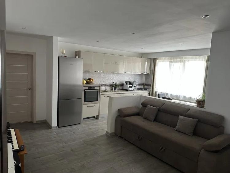 Apartament cu 3 camere semidecomandat, mobilat în Florești — fotografia 3