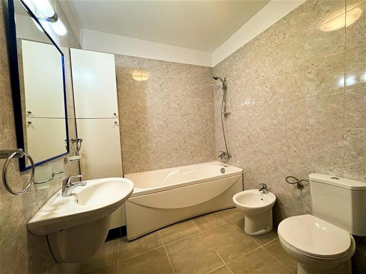 Apartament cu 4 camere semidecomandat în Floreasca
