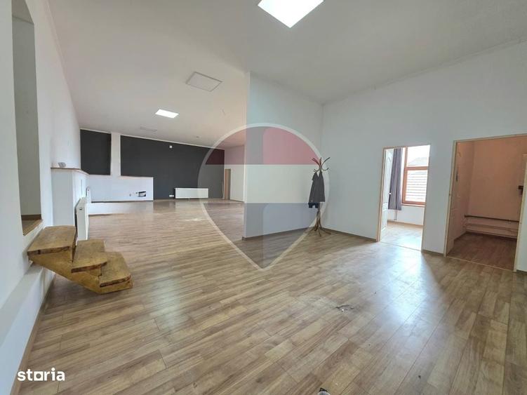 Casă cu 4 camere în Central
