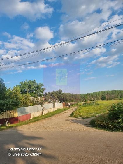 Teren de 2150 mp, în Teișori