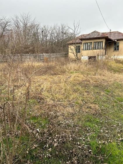 Casă cu 2 camere decomandat în Carpen