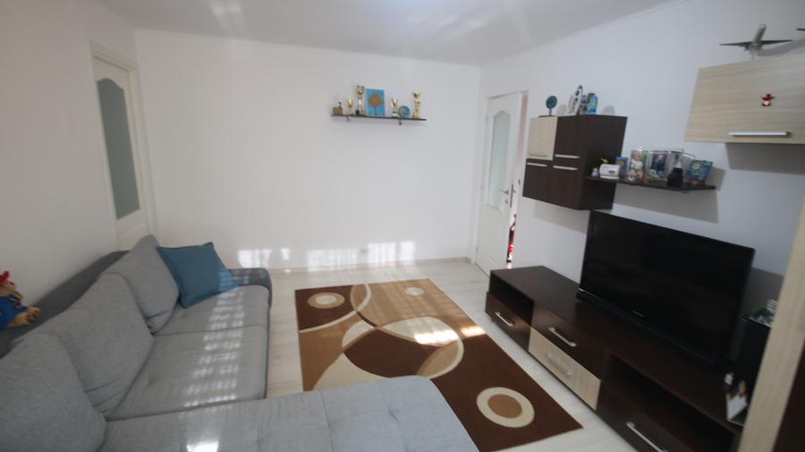 Apartament cu 3 camere semidecomandat în Cetății