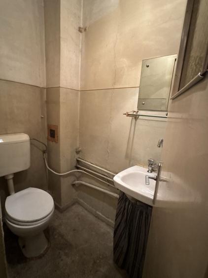 Apartament cu 3 camere semidecomandat în Rahova
