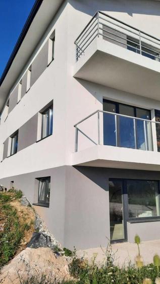 Casă individuală cu 5 camere cu Canalizare în Iris