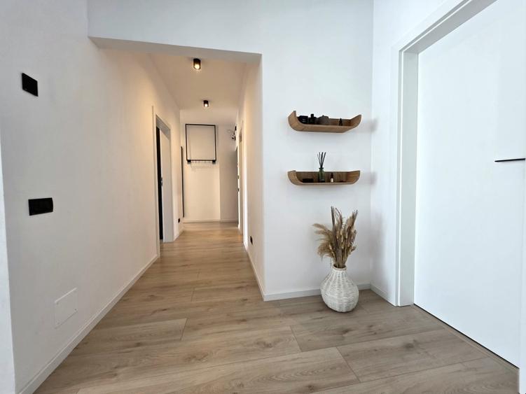 Apartament cu 3 camere decomandat, mobilat în Central