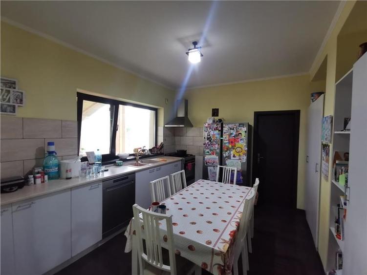 Casă individuală cu 5 camere cu Canalizare în Chiajna