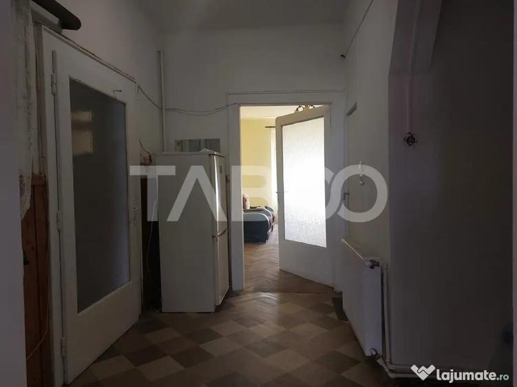 Apartament cu 3 camere semidecomandat în Central