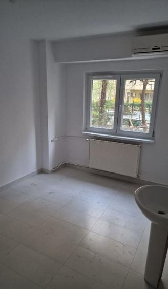 Apartament cu 3 camere decomandat, mobilat în Tei