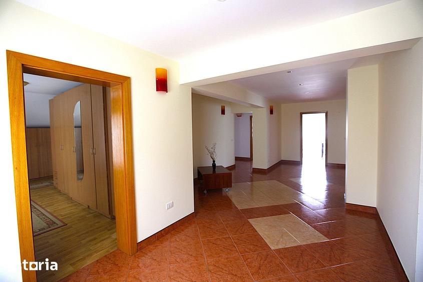 Casă cu 8 camere cu Teren 1400 Mp în Tractorul