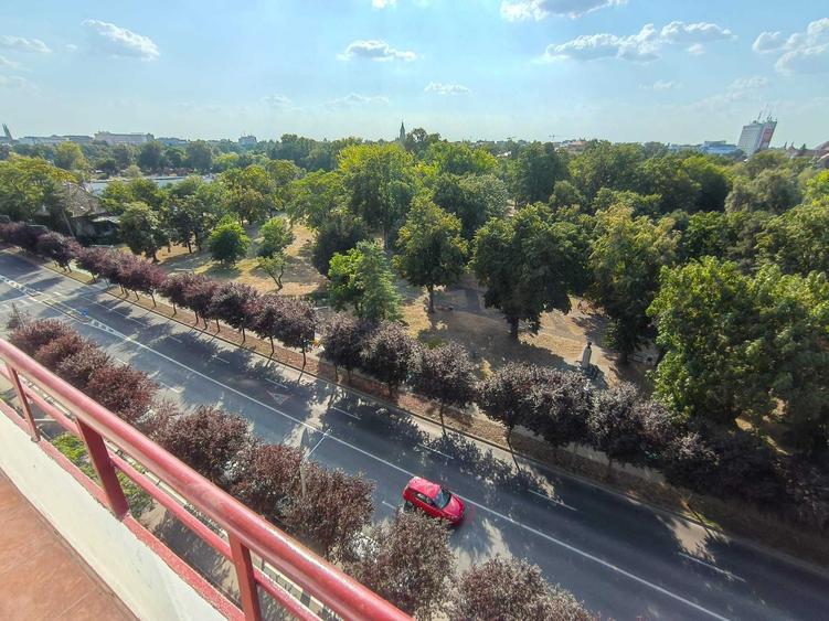 Apartament cu 3 camere decomandat în Complex Studențesc