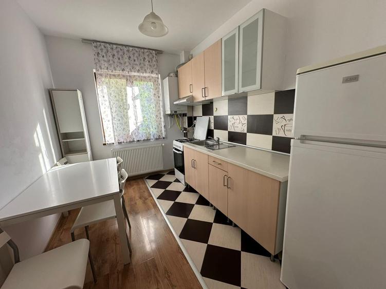 Apartament cu 3 camere semidecomandat în Calea Dumbrăvii