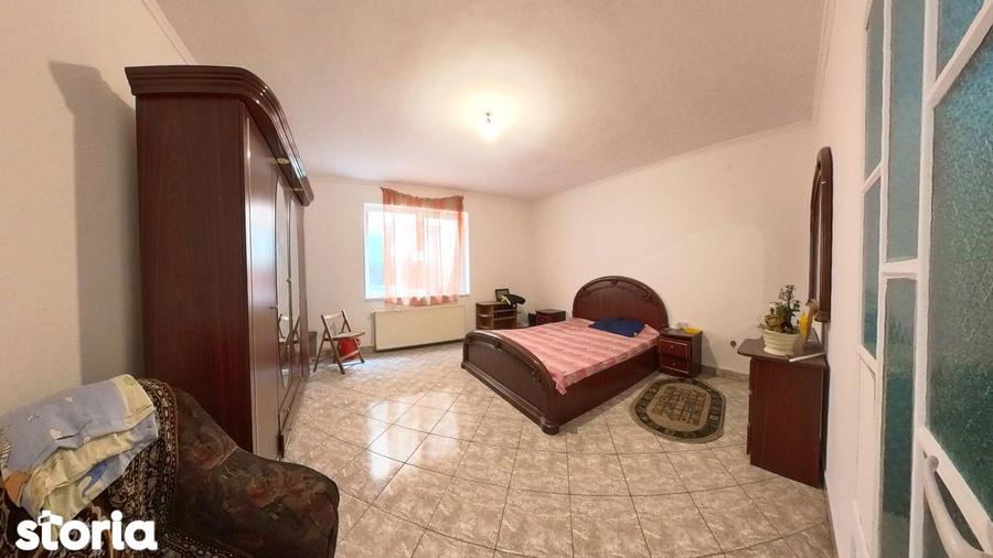 Casă cu 6 camere cu Garaj în Tractorul