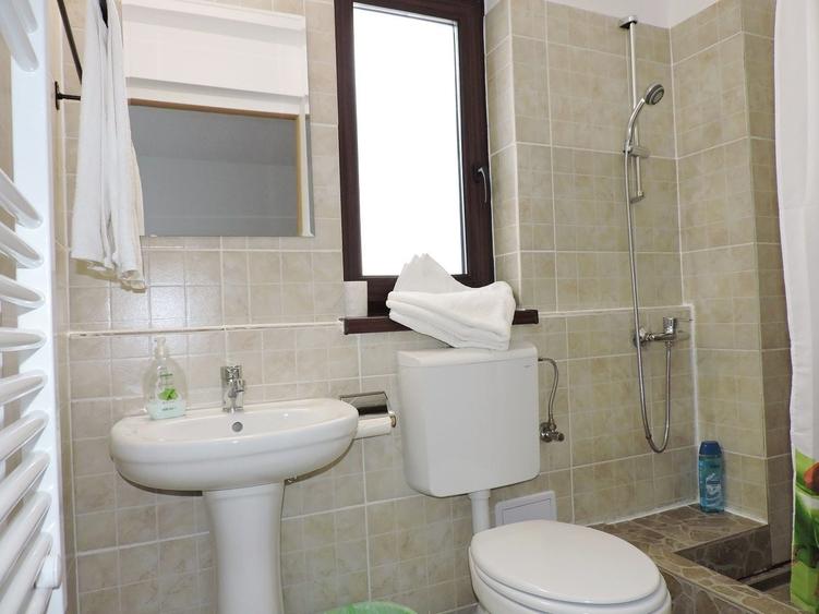 Casă individuală cu 15 camere cu Canalizare în Zorilor
