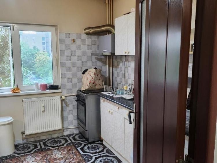 Apartament cu 3 camere decomandat în Drumul Sării