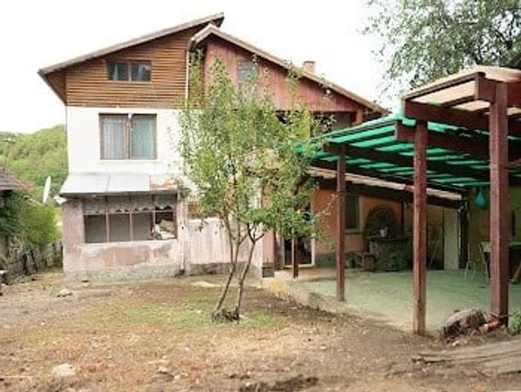 Casă cu 5 camere cu Teren 2300 Mp în Licurici