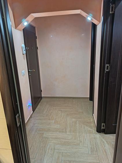 Apartament cu 3 camere semidecomandat în Sud