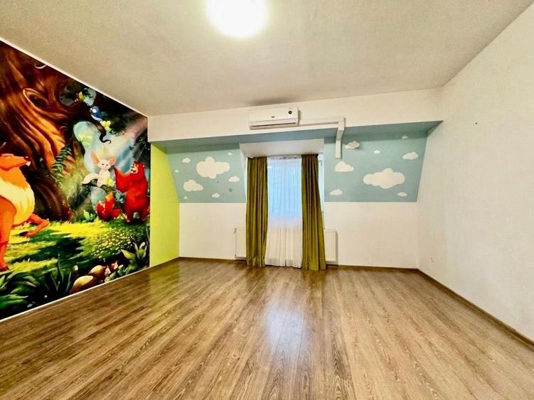 Casă individuală cu 7 camere cu Canalizare în Aradului