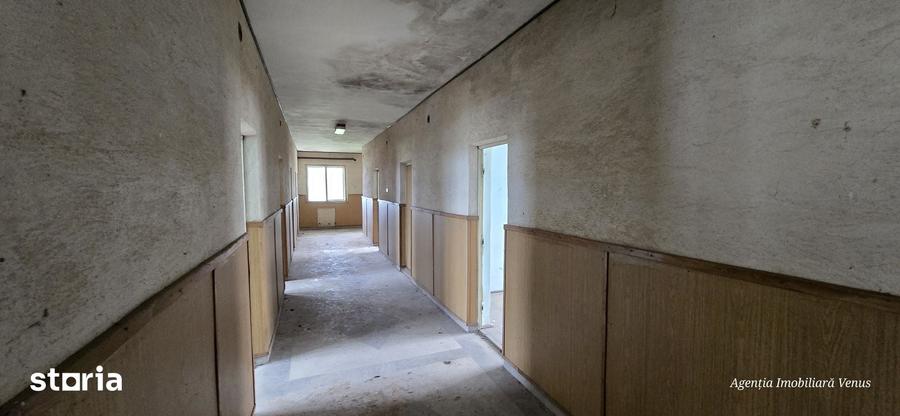 Casă cu 10 camere cu Teren 10000 Mp în Mihai Eminescu