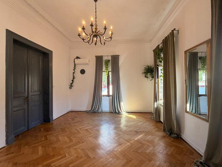Apartament cu 5 camere semidecomandat în Armeneasca