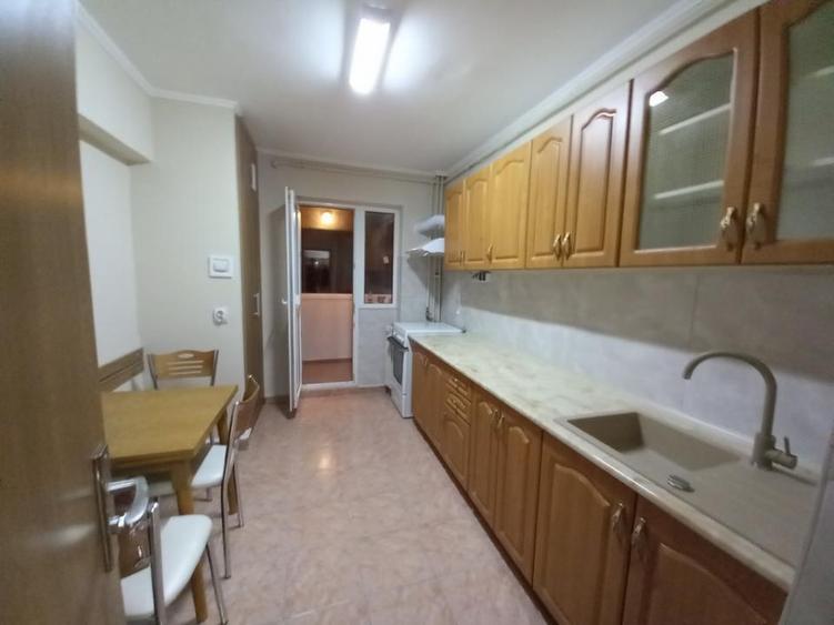 Apartament cu 3 camere decomandat, mobilat în P-ța Mihai Viteazu
