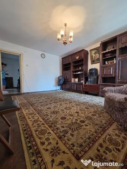 Apartament cu 3 camere semidecomandat în Domenii