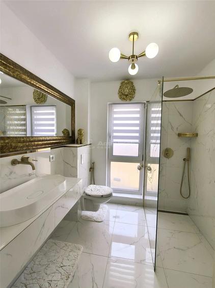 Apartament cu 3 camere semidecomandat în Periferie