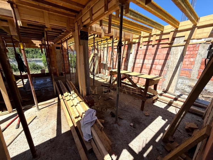 Casă individuală cu 5 camere cu Canalizare în Prelungirea Ghencea