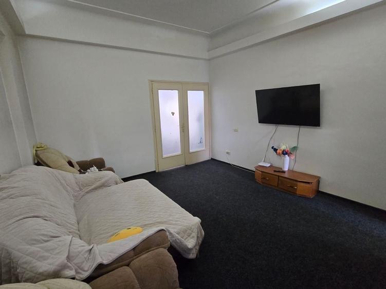 Apartament cu 4 camere decomandat, mobilat în P-ța Victoriei