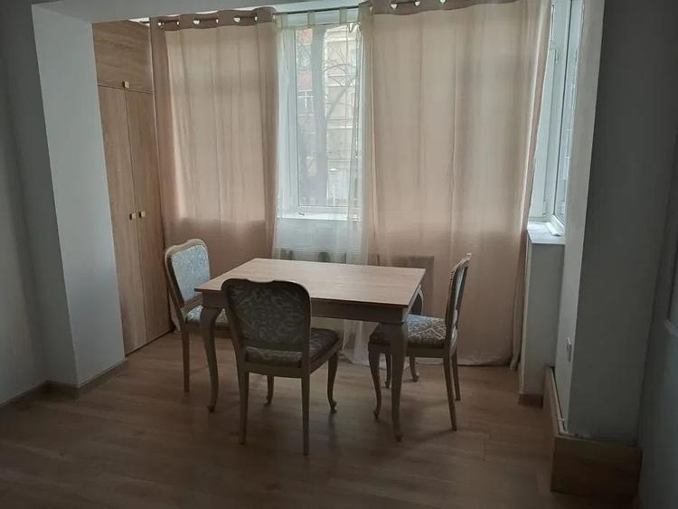Apartament cu 3 camere semidecomandat, mobilat în Mazepa 1