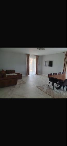 Casă cu 4 camere în Ostrovu