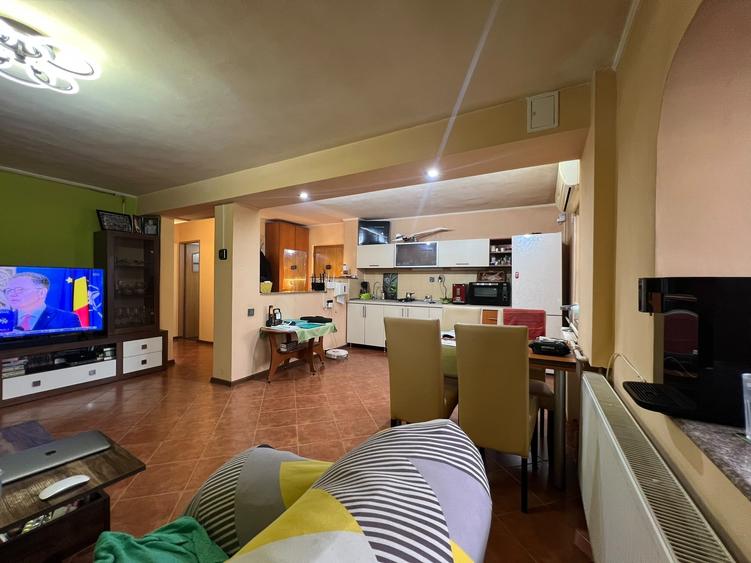 Apartament cu 3 camere decomandat în CET