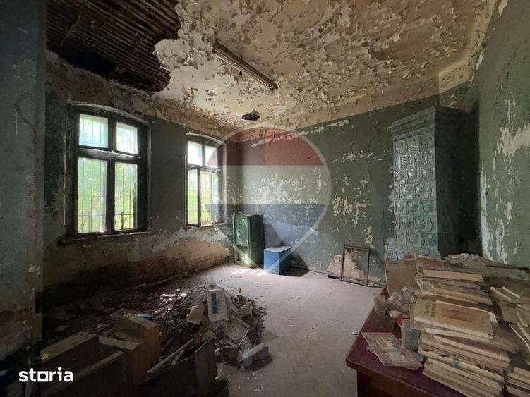 Casă cu 7 camere cu Teren 7500 Mp în Leu