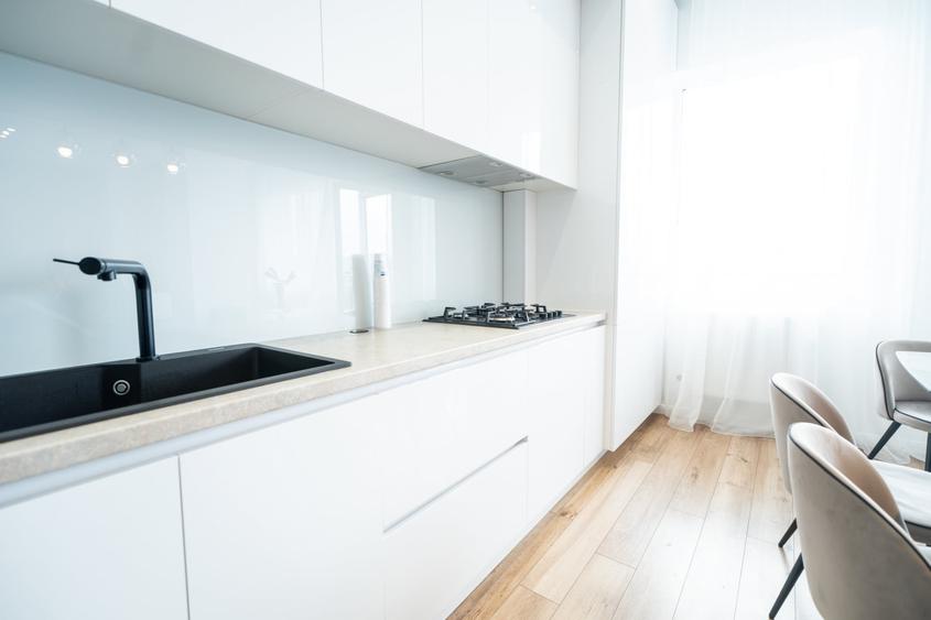 Apartament cu 3 camere semidecomandat, mobilat în P-ța Mihai Viteazul